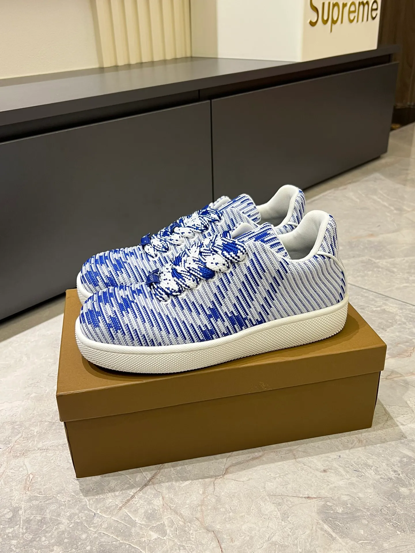 Men's shoes 💰p380 "Burberr*" new thick-soled men's casual sports shoes, cool sneakers and bread shoes, originally purchased and developed, the top version of Box series sports shoes, made of smooth calfskin fabric, embellished with embossed Equestrian Knight logo (EKD). Made of mesh lining, the laces are decorated with metal coils, the rubber soles are decorated with the Burberry letter logo, and the original molded 3.5CM two-color T men's shoes 💰pU outsole! Male 38-44 (45 customized)